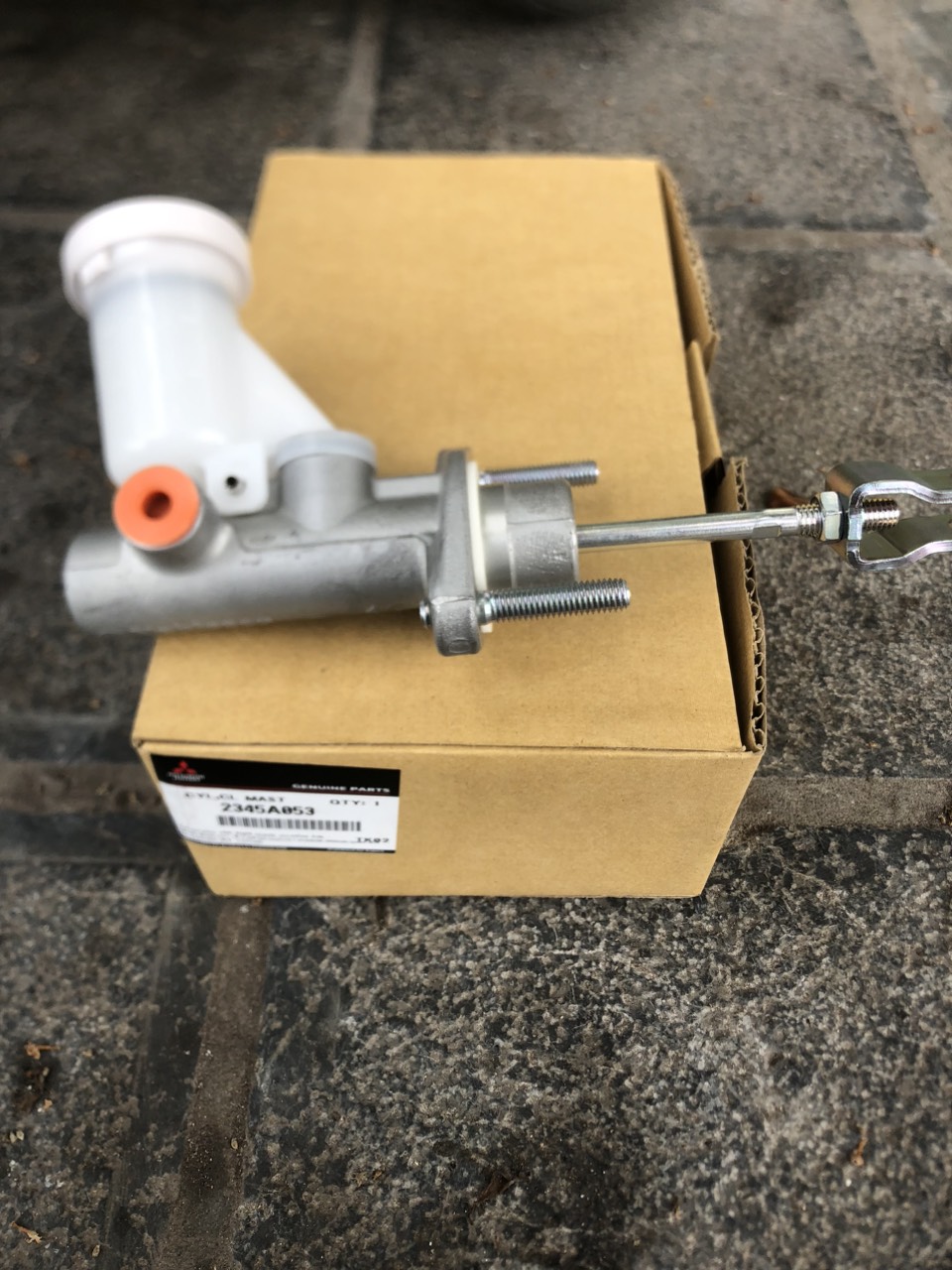 Tổng côn trên xe mitsubishi triton hàng xịn chính hãng, giá tốt tại Hà Nội : 2345A053