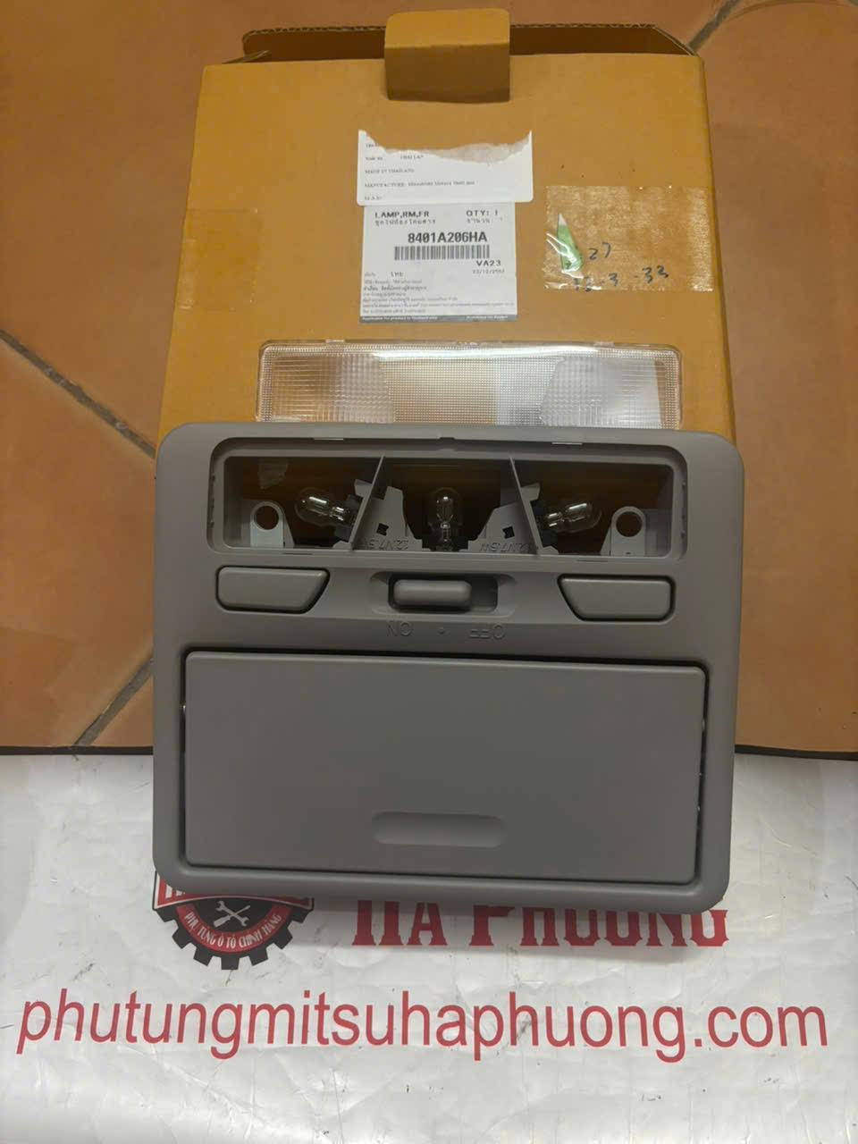 Đèn trần liền hộp để kính xe mitsubishi triton, pajero sport 2010 – 2017 hàng xịn chính hãng, giá tốt : 8401A206HA